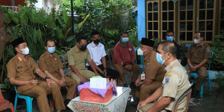 Sekretaris Daerah Kab. HSS bertakziah ke rumah duka almarhum Muhammad Noorajidinsyah bin H. Kasyful Anwar