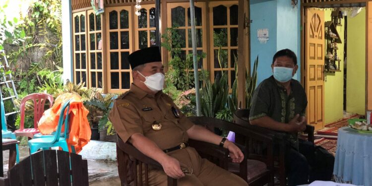 Bupati Hulu Sungai Selatan menyempatkan diri bertakziah atau melayat ke rumah duka almarhum Muhammad Noorajidinsyah bin H. Kasyful Anwar