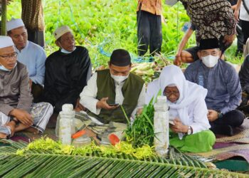 Wakil Bupati Hulu Sungai Selatan melayat atau bertakziah ke rumah duka H. Nuraini, S.Ag bin Japar
