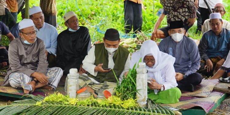 Wakil Bupati Hulu Sungai Selatan melayat atau bertakziah ke rumah duka H. Nuraini, S.Ag bin Japar