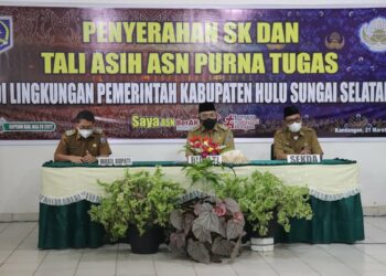Bupati HSS Serahkan SK Pensiun 69 ASN dan Tali Asih
