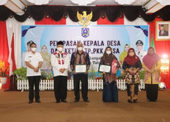 APRESIASI JASA KADES DAN KETUA TP. PKK DESA, BUPATI HSS SERAHKAN PIAGAM PENGHARGAAN