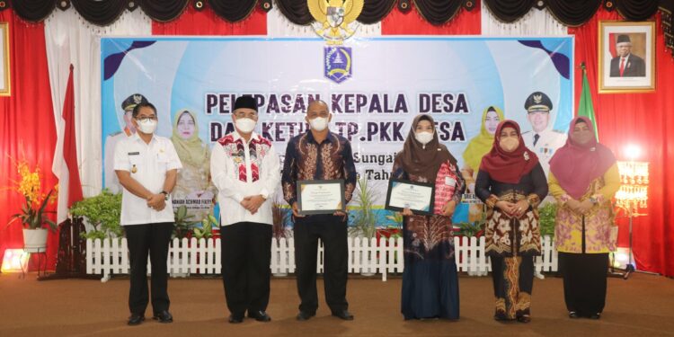 APRESIASI JASA KADES DAN KETUA TP. PKK DESA, BUPATI HSS SERAHKAN PIAGAM PENGHARGAAN