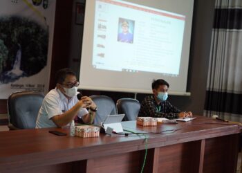 Wakil Bupati Hulu Sungai Selatan memberikan materi pada acara Latihan Kader II Intermediate Training Tingkat Regional Badan Koordinasi (BADKO) Kalsel-Teng Himpunan Mahasiswa Islam (HMI)