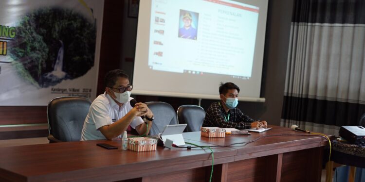 Wakil Bupati Hulu Sungai Selatan memberikan materi pada acara Latihan Kader II Intermediate Training Tingkat Regional Badan Koordinasi (BADKO) Kalsel-Teng Himpunan Mahasiswa Islam (HMI)