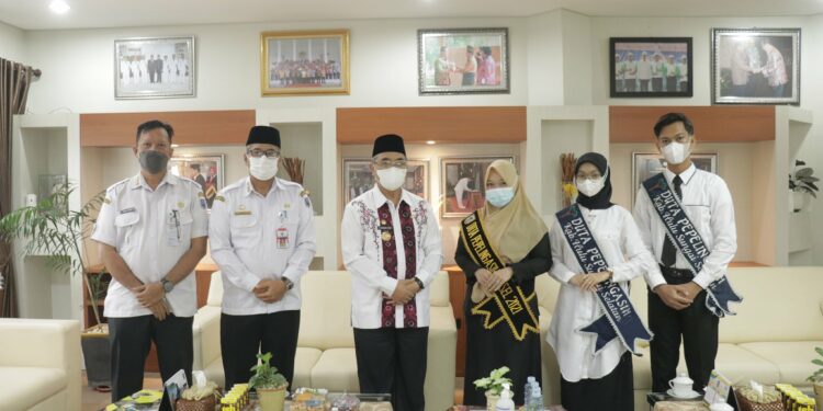 BUPATI HSS BERIKAN DUKUNGAN UNTUK KEBERHASILAN PEMILIHAN DUTA PEPELINGASIH KAB. HSS DI TINGKAT PROVINSI KALSEL