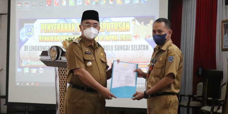 Bupati HSS Serahkan SK Kenaikan Pangkat Periode 1 April 2022