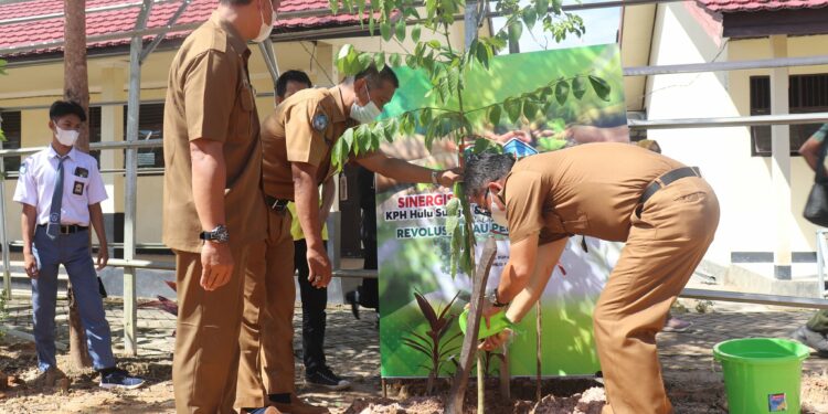 HADIRI GERAKAN REVOLUSI HIJAU, WABUP HSS TURUT TANAM POHON
