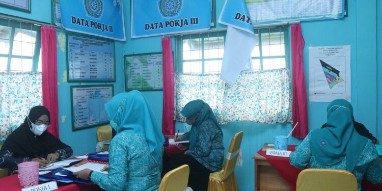 HUJAN TIDAK MENYURUTKAN SEMANGAT TIM PENILAI LOMBA PKK UNTUK LAKUKAN PENILAIAN DI KECAMATAN DAHA BARAT