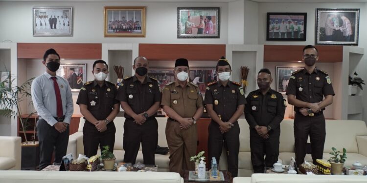 Bupati Hulu Sungai Selatan menerima kunjungan dari Kepala Kejaksaan Negeri (Kajari) Hulu Sungai Selatan (HSS) yang baru