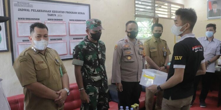 Kapolsek Angkinang melaksanakan pengundian doorprize/hadiah bagi masyarakat Angkinang yang telah melaksanakan vaksinasi periode 24-28 Februari 2022 bertempat di Polsek Angkinang