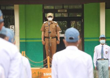 Motivasi Siswa, WABUP HSS Jadi Pembina Upacara di SMKN 2 Kandangan