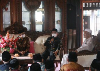 PEJABAT PEMKAB HSS MENYAMBUNG TALI SILATURAHMI KEPADA GURU DANAU