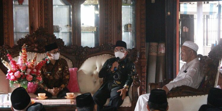 PEJABAT PEMKAB HSS MENYAMBUNG TALI SILATURAHMI KEPADA GURU DANAU