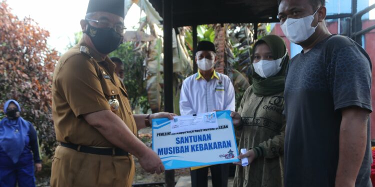 Ringankan Beban Korban Kebakaran, Bupati HSS Serahkan Bantuan