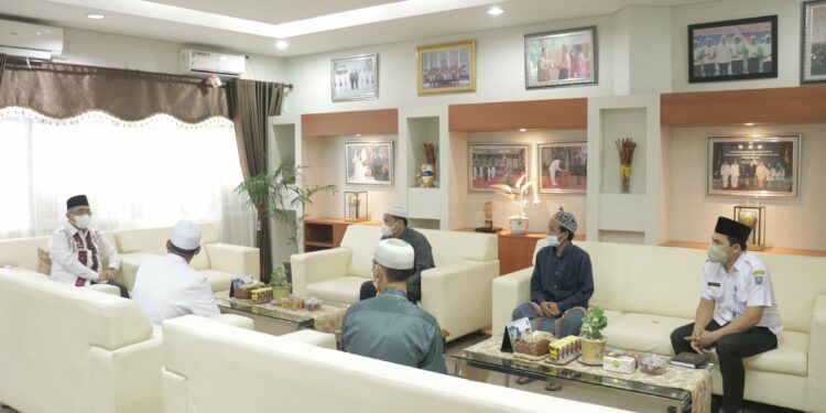 TERIMA SILATURAHMI SANTRI, BUPATI HSS BICARAKAN RENCANA PEMBANGUNAN PERMANEN ASRAMA BUKHARI 1