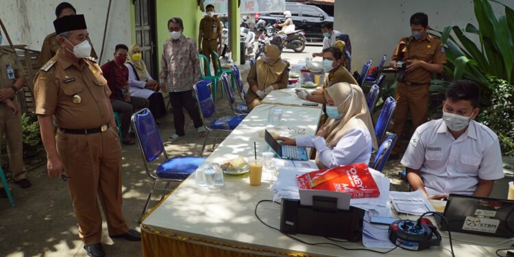 Bupati Hulu Sungai Selatan meninjau pelaksanaan kegiatan vaksinasi Covid-19
