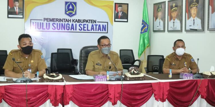 Sekretaris Daerah Kabupaten Hulu Sungai Selatan membuka Asistensi Penilaian Kepatuhan Standar Pelayanan Publik secara daring di Media Center Setda HSS