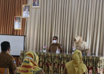 Wakil Bupati Hulu Sungai Selatan bersilaturahim dengan para pendidik dan tenaga kependidikan SMAN 1 Kandangan di Aula SMAN 1 Kandangan