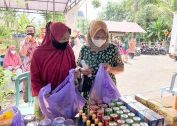 Antusias masyarakat menyambut operasi pasar murah yang digelar oleh Dinas Perdagangan Kab. HSS tampak terlihat di Kantor Desa Kapuh, Kecamatan Simpur. Kamis (07/03/2022)