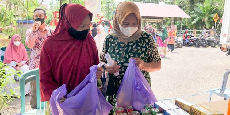 Antusias masyarakat menyambut operasi pasar murah yang digelar oleh Dinas Perdagangan Kab. HSS tampak terlihat di Kantor Desa Kapuh, Kecamatan Simpur. Kamis (07/03/2022)