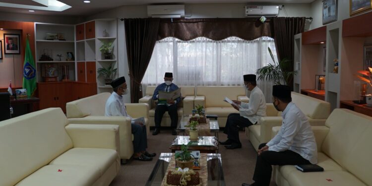 Bupati Hulu Sungai Selatan (HSS) Drs. H. Achmad Fikry, M.AP menyambut hangat kedatangan Ketua Badan Amil Zakat Nasional (BAZNAS) H. Akhmad Suriani, S.Sos bersama Wakil Ketua II BAZNAS Kab. HSS H. Hairani, S.Pd.I dan Kabag Kesra Setda Kab.HSS H. Fajar Abdi, ST bertempat di Ruang Kerja Bupati. Jumat (08/09/2022).