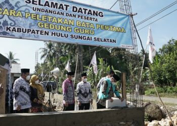 Bupati HSS Drs. H. Achmad Fikry, M.AP didampingi Wakil Bupati HSS Syamsuri Arsyad, S. AP, MA meletakkan bata pertama Pembangunan Gedung Guru Persatuan Guru Republik Indonesia (PGRI) Kabupaten Hulu Sungai Selatan (HSS)