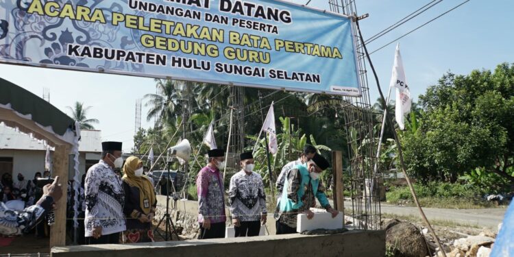 Bupati HSS Drs. H. Achmad Fikry, M.AP didampingi Wakil Bupati HSS Syamsuri Arsyad, S. AP, MA meletakkan bata pertama Pembangunan Gedung Guru Persatuan Guru Republik Indonesia (PGRI) Kabupaten Hulu Sungai Selatan (HSS)