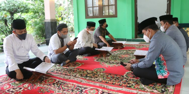 Jumat pertama di awal bulan Suci Ramadhan 1443 H ini, suara alunan merdu bacaan Ayat Suci Al-Quran yang memecah pagi terdengar dari Mushalla As-Syifa Kantor Sekretariat Daerah (Setda) Kabupaten HSS.