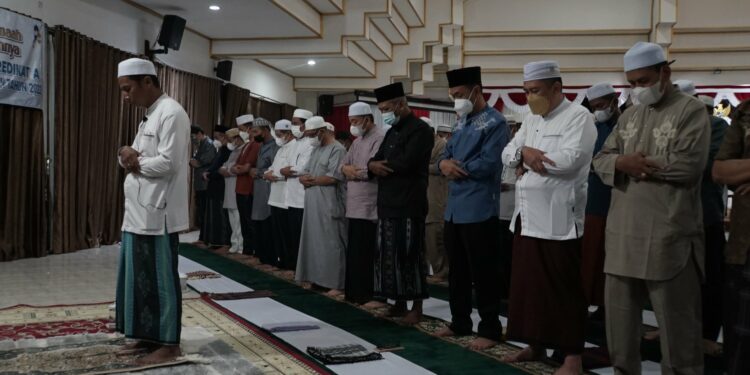 Dihari ke 10 Ramadhan Pemerintah Kabupaten (Pemkab) Hulu Sungai Selatan (HSS) menggelar shalat Isya dan Tarawih berjamaah yang dilaksanakan di Pendopo Bupati HSS, Selasa(12/04/2022).