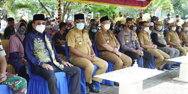 Bupati HSS Drs. H. Achmad Fikry M AP bersama FORKOPIMDA sambut kedatangan Gubernur Kalsel H. Sahbirin Noor dan juga Ketua DPRD Prov Kalsel Supian HK di Halaman Kantor Kecamatan Kandangan.
