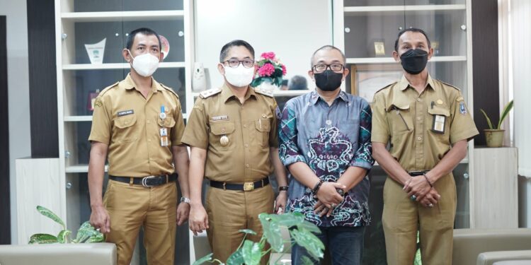 Wakil Bupati HSS Syamsuri Arsyad S.AP MA terima kunjungan Pengurus Daerah HSS Persatuan Pelestari Perkutut Seluruh Indonesia (P3SI) Banua Enam, Senin (10/04).