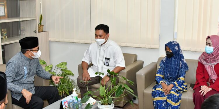 Wakil Bupati HSS Syamsuri Arsyad S.AP MA serahkan Bantuan Pendidikan