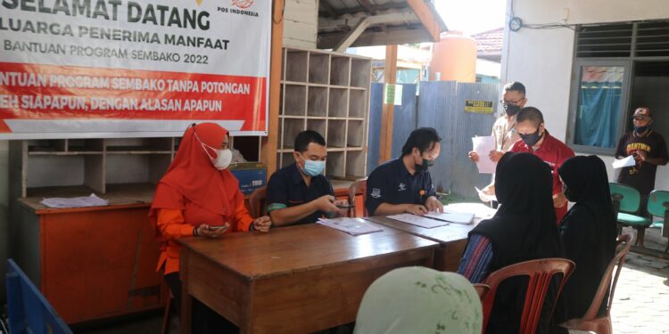 Bupati Hulu Sungai Selatan Drs. H. Achmad Fikry, M.AP meninjau penyaluran Bantuan Langsung Tunai (BLT) minyak goreng dan Bantuan Pangan Non Tunai (BPNT) untuk wilayah Kecamatan Kandangan yang dilaksanakan di Kantor Pos Cabang Kandangan. Kamis (14/04).