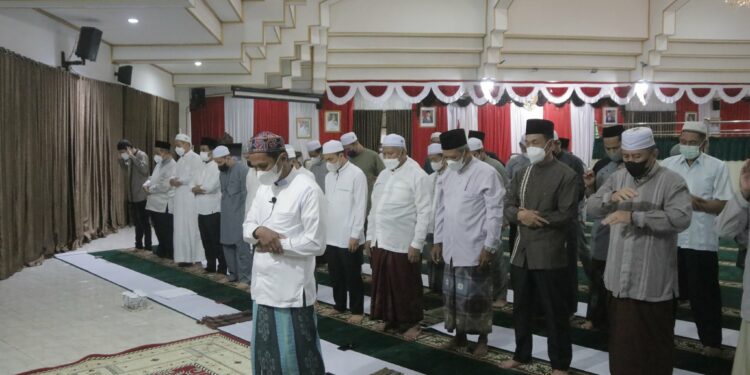 Pemerintah Kabupaten Hulu Sungai Selatan kembali menggelar Shalat Isya dilanjutkan Shalat Tarawih berjamaah yang dilaksanakan di Pendopo Bupati dengan tetap memperhatikan protokol kesehatan. Senin (18/04) malam.