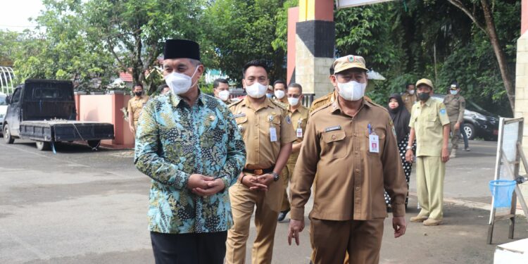 PANTAU HARGA SEMBAKO, BUPATI HSS KUNJUNGI PASAR MURAH PADANG BATUNG