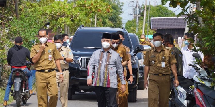 Bupati HSS Drs. H. Achmad Fikry, M.AP memantau langsung Kegiatan Pangan Murah yang diselenggarakan oleh Dinas Ketahanan Pangan (Dis Ketapang) Kabupaten Hulu Sungai Selatan di Desa Belah Paikat Kecamatan Daha Utara