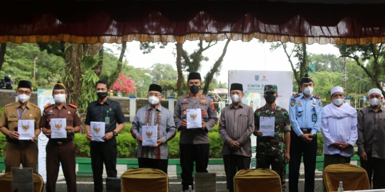 Jajaran Pemkab HSS Salurkan Zakat Lewat Gerakan “Cinta Zakat Menyejahterakan Umat” Baznas Kab. HSS