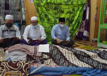 Turut Berdukacita, Wakil Bupati Hulu Sungai Selatan, Syamsuri Arsyad, S.AP, MA bertakziah ke rumah duka almarhum Hanafi bin Zakaria
