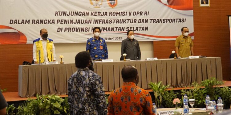 Wakil Bupati Hulu Sungai Selatan (Wabup HSS) Syamsuri Arsyad, S. AP, MA menghadiri acara kunjungan kerja Komisi V DPR RI dalam rangka peninjuan Infrastruktur dan Transportasi di Provinsi Kalimantan Selatan