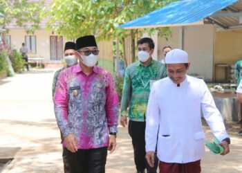 Di Bulan Suci Ramadhan yang penuh keberkahan dan kemuliaan ini, Wakil Bupati (Wabup) Hulu Sungai Selatan (HSS) Syamsuri Arsyad, S. AP, MA mengunjungi sekaligus silaturahmi ke Pondok Pesantren Tahfidzul Qur’an Raudhatul Amin, di Desa Gambah Dalam, Kecamatan Kandangan. Kamis 14 April 2022.