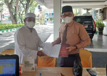 Wakil Bupati Hulu Sungai Selatan Menerima Hadiah Buku Tafsir Juz Amma