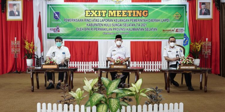 Pemerintah Kabupaten Hulu Sungai Selatan melaksanakan Exit Meeting pemeriksaan terinci atas LKPD TA 2021 pada Pemkab HSS oleh BPK RI Perwakilan Kalsel, Rabu (13/04) di Pendopo Bupati HSS.