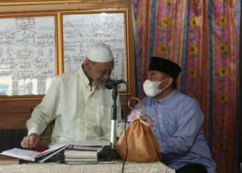 Wakil Bupati HSS bersilaturahmi dengan Tuan Guru H. Muhammad Aini