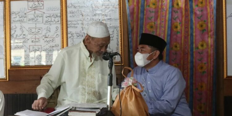 Wakil Bupati HSS bersilaturahmi dengan Tuan Guru H. Muhammad Aini