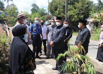 Pemkab HSS Serahkan Bantuan Uang Tunai dan Dokumen Kependudukan Kepada Korban Musibah Kebakaran Desa Baluti
