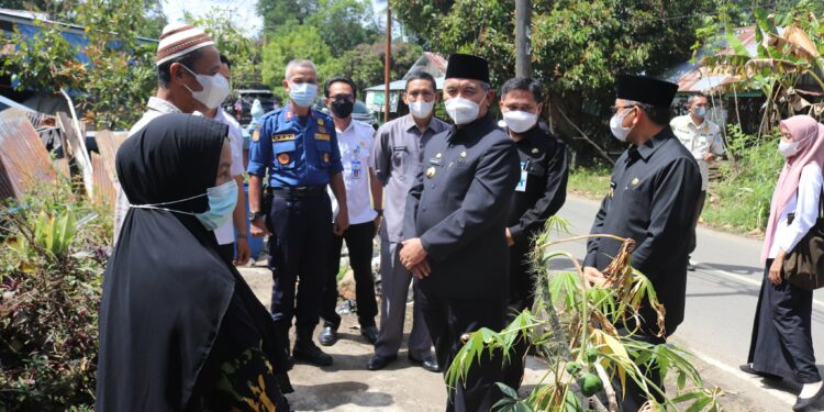 Pemkab HSS Serahkan Bantuan Uang Tunai dan Dokumen Kependudukan Kepada Korban Musibah Kebakaran Desa Baluti