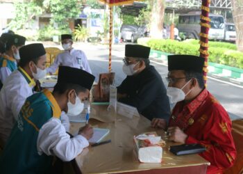 Wakil Bupati Hulu Sungai Selatan Salurkan Zakat Lewat Gerakan “Cinta Zakat Menyejahterakan Umat” Baznas Kab. HSS