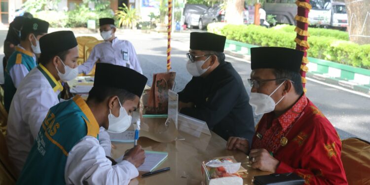 Wakil Bupati Hulu Sungai Selatan Salurkan Zakat Lewat Gerakan “Cinta Zakat Menyejahterakan Umat” Baznas Kab. HSS