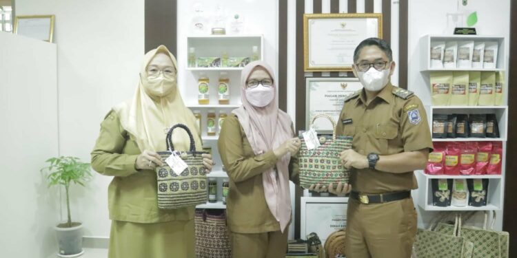 WAKIL BUPATI HSS KUNJUNGI DINAS KEHUTANAN PROVINSI KALIMANTAN SELATAN, RENCANA PEMBANGUNAN MENARA TELEKOMUNIKASI DISEPAKATI